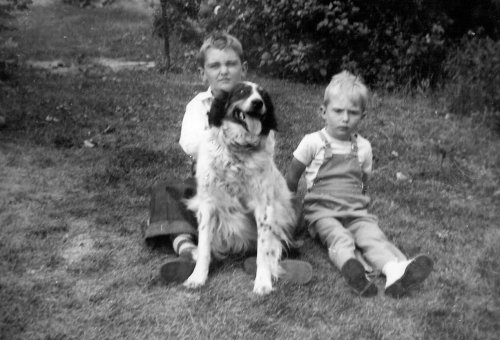 Dale 1945 with Gerry & Queeny.jpg